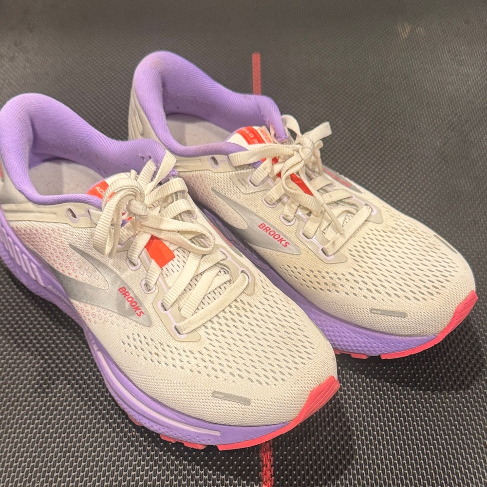 Brooks Adrenaline GTS 22 Women's Sneakers - Cream and Purple